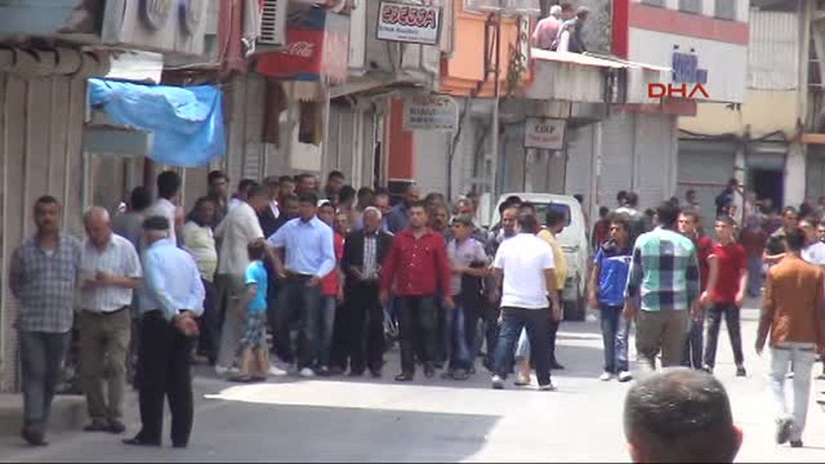 Uyuşturucu Satıcılarından Bıkan Mahalleli Yol Kapattı