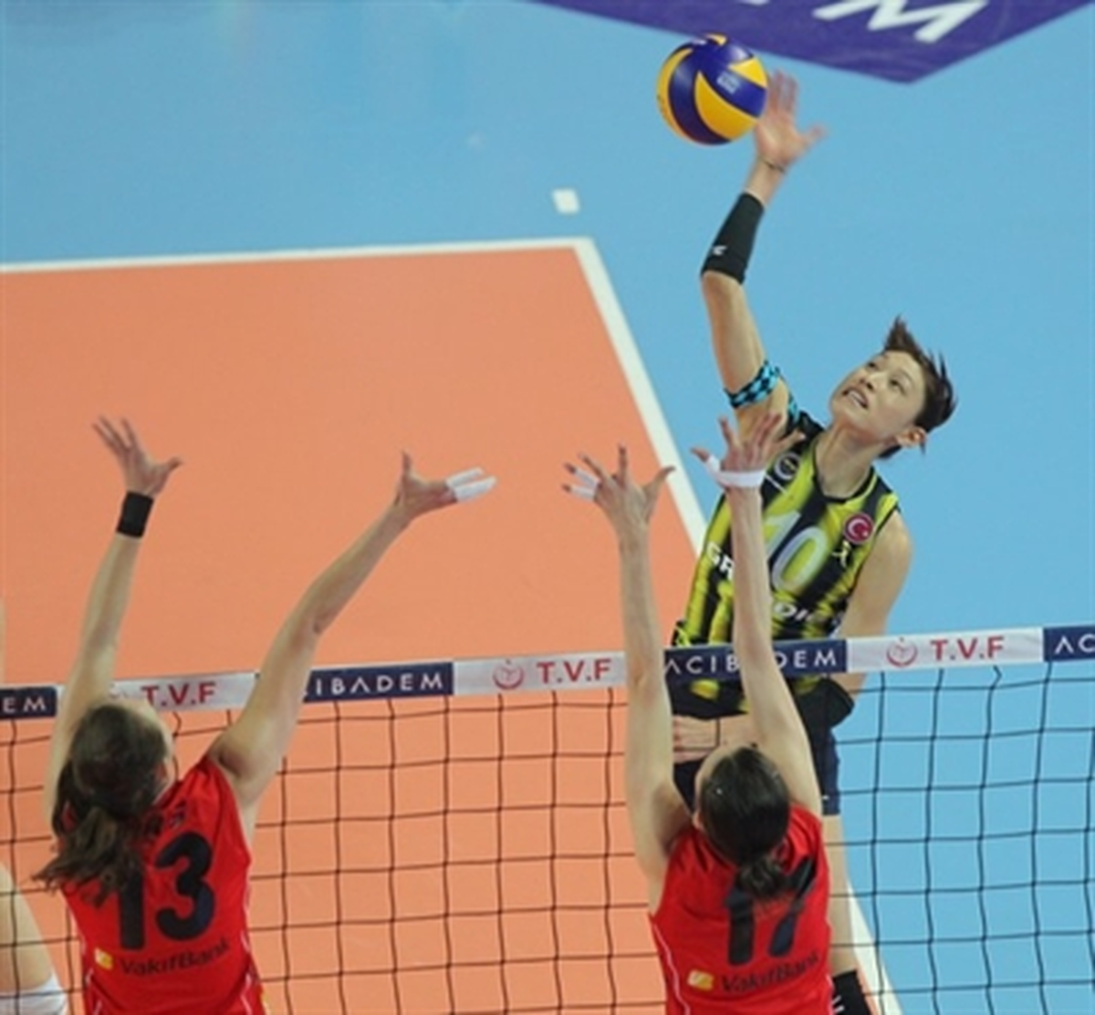 Vakıfbank Fenerbahçe\'yi 3-2 Yendi