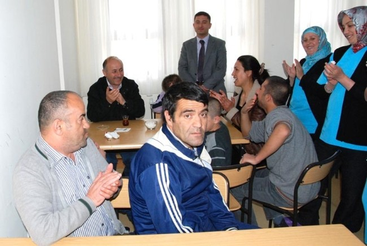 Vali Azizoğlu, Rehabilitasyon Merkezi\'ni Ziyaret Etti