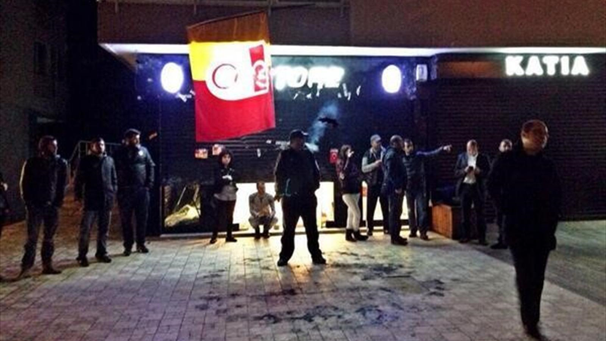 Yağmalanan Gs Store İçin Taraftarlar Nöbet Tutmaya Başladı