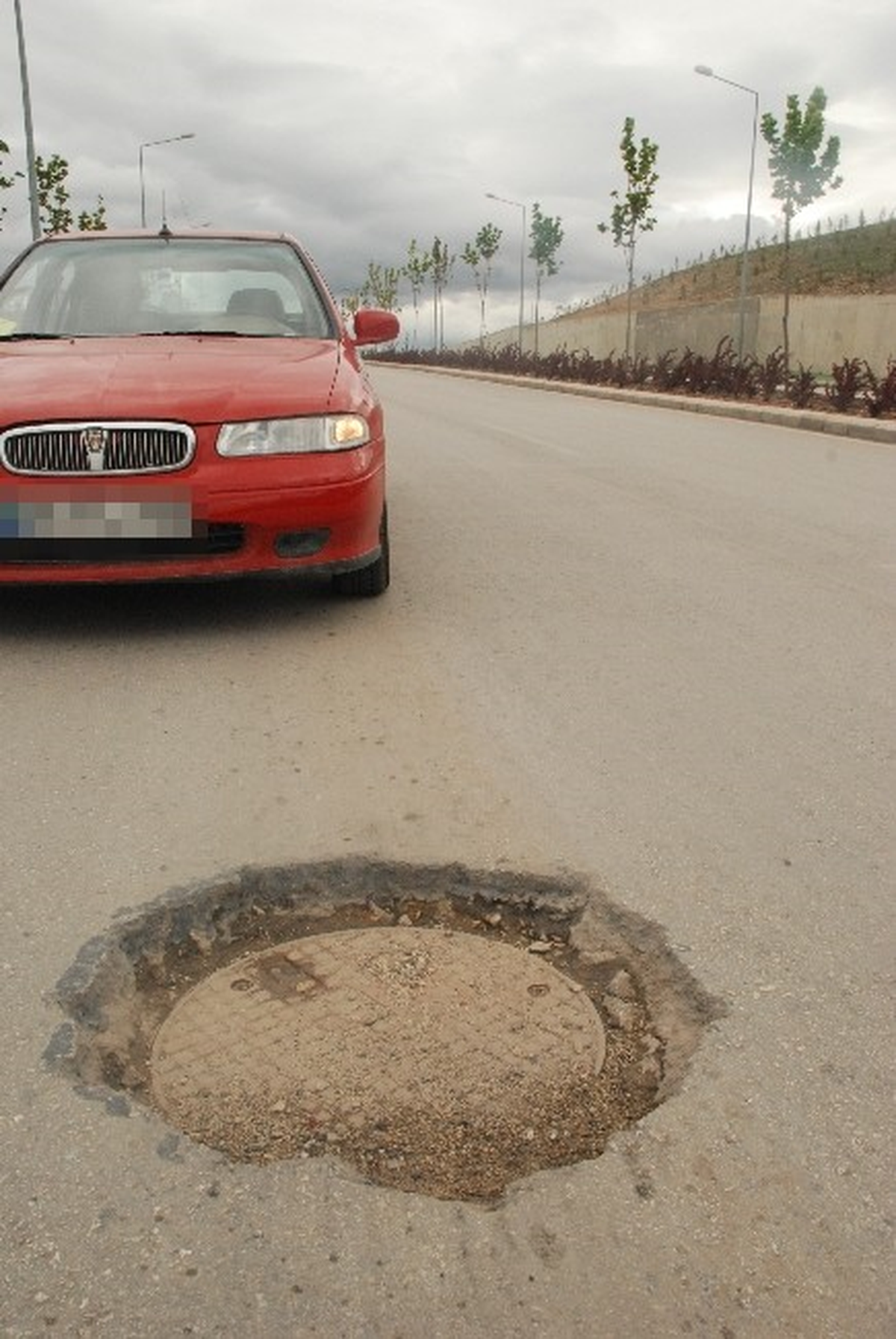 Yol Ortasındaki Rögar Çukurları Tehlike Saçıyor