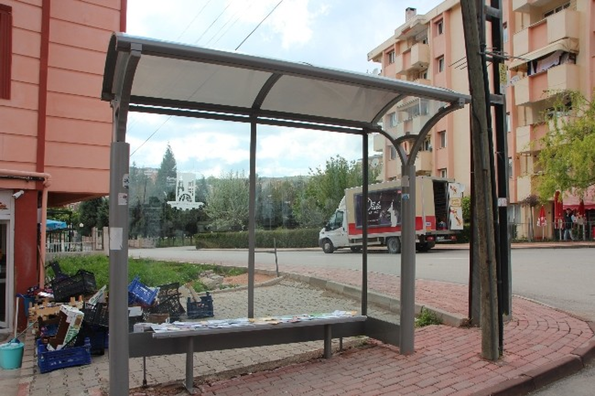 Adresi Bulunamayan Postalar Minibüs Durağına Bırakıldı