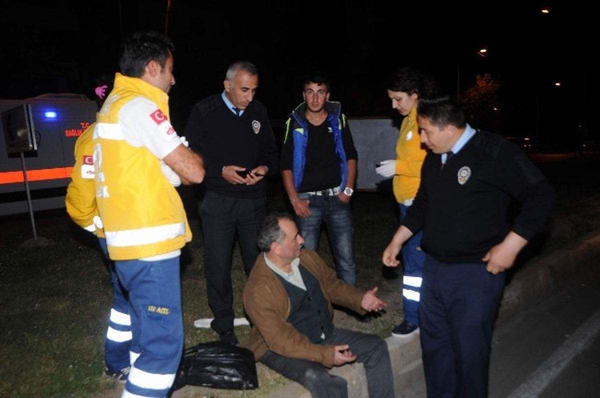 Antalya\'da Alkollü Şahsa Polis Yardım Etti