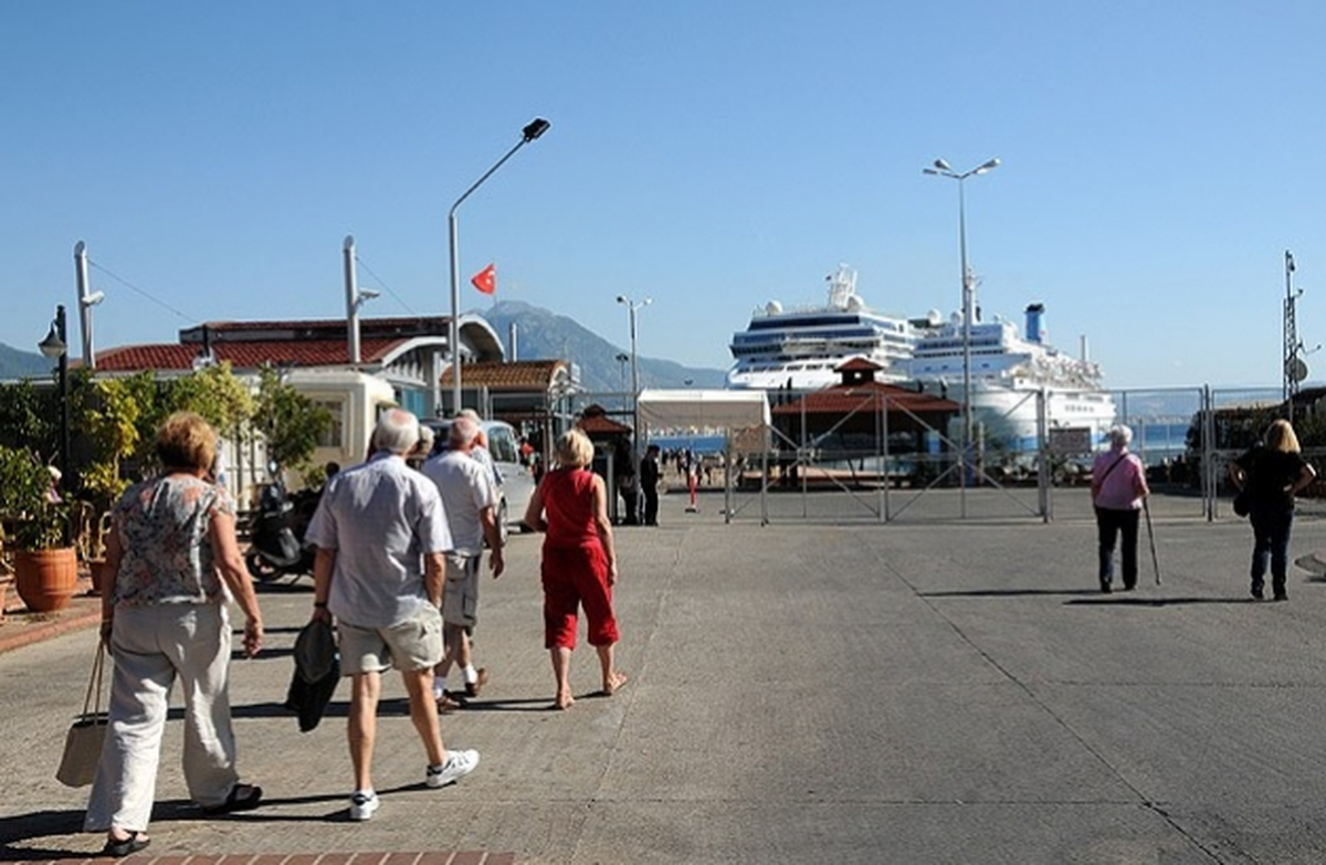 Türkiye\'ye Gelen Turist Sayısı Gelirden Hızlı Arttı