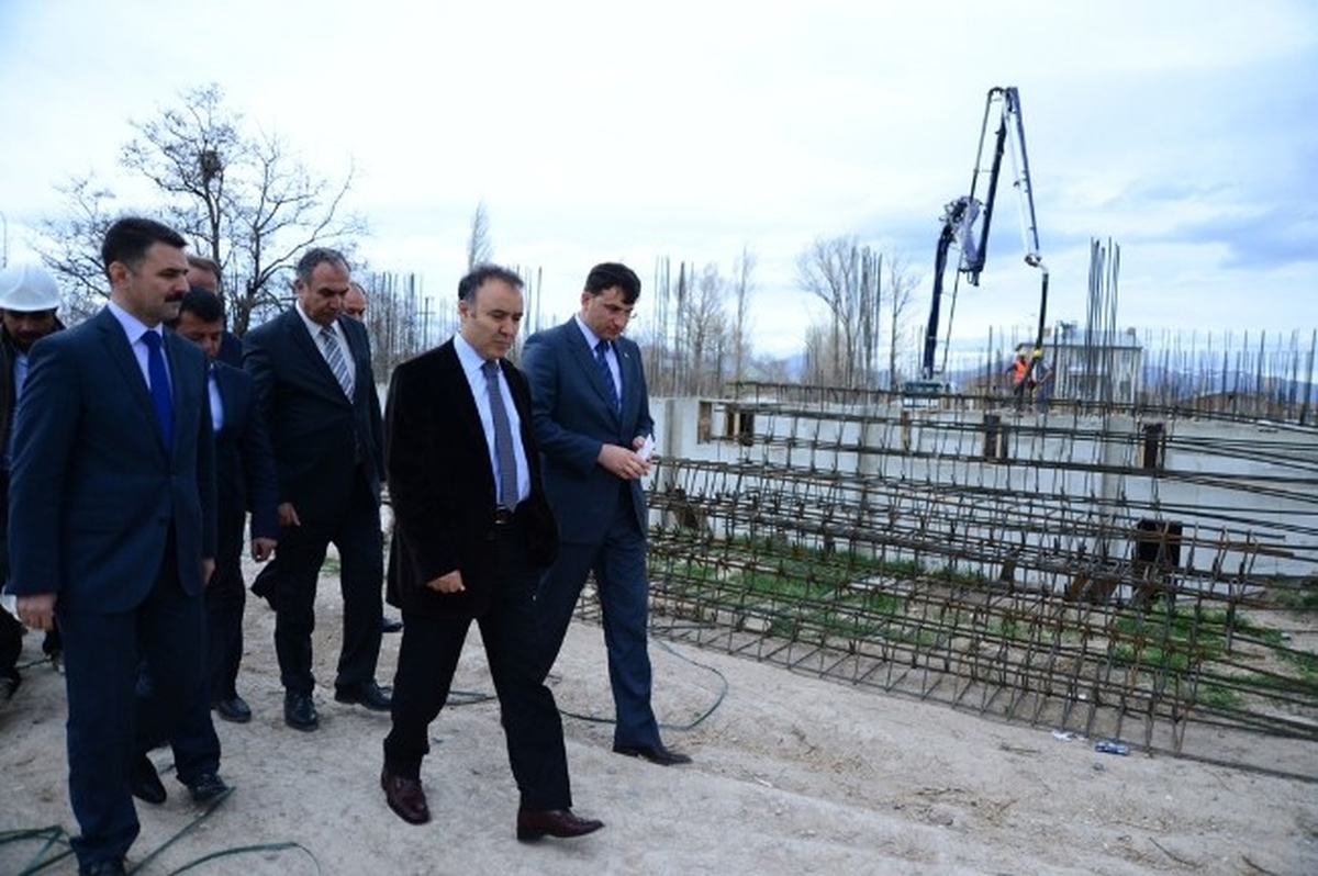 Vali Altıparmak, Okul İnşaatını Gezdi
