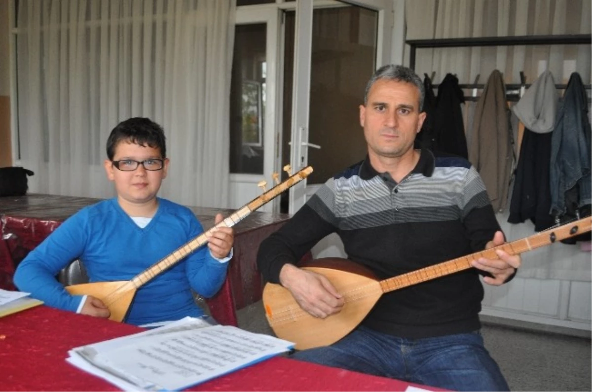 Baba ve Oğullarının Bağlama Sevdası