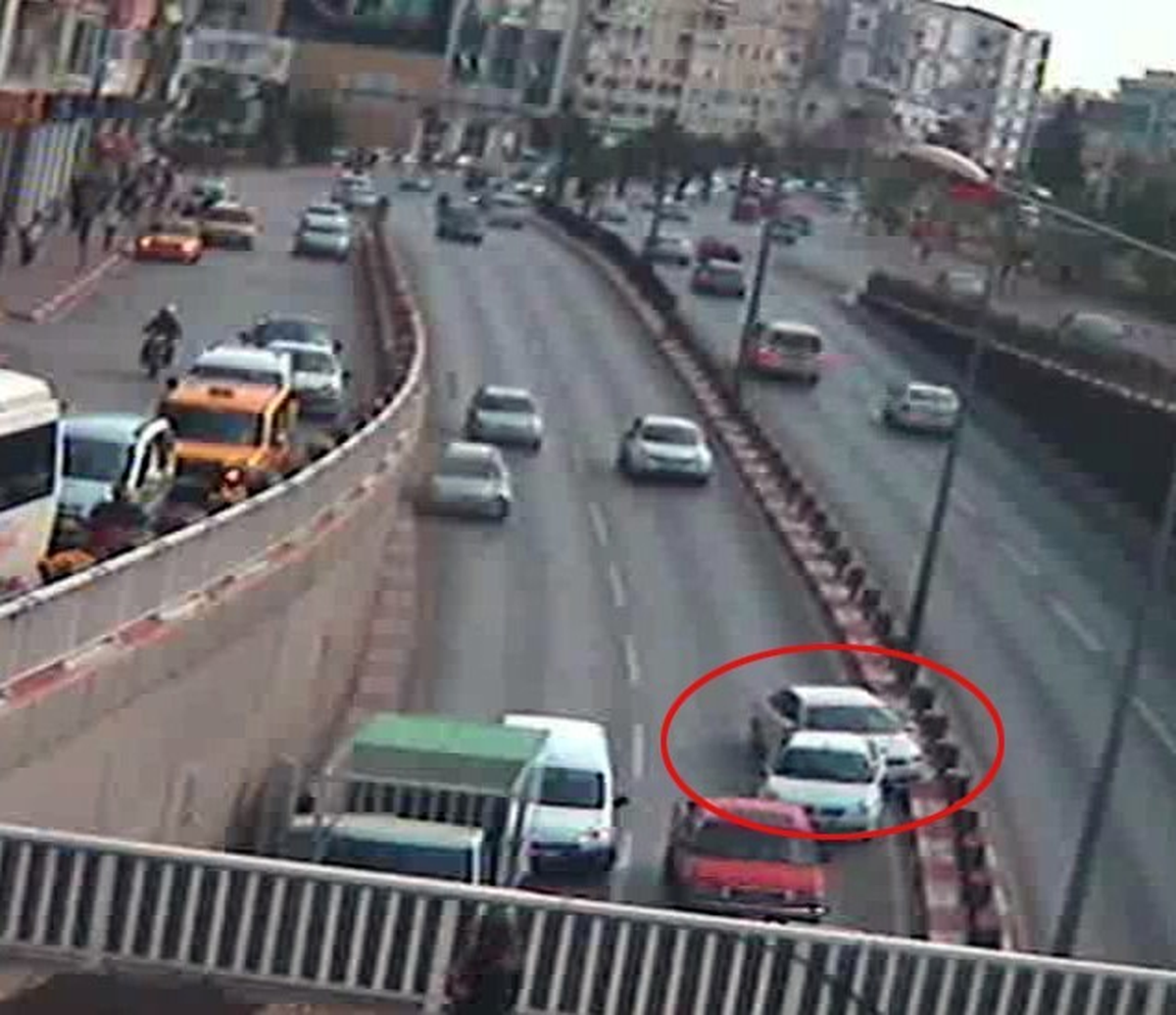 Antalya\'da Bariyerlere Çarpan Araç Takla Attı: 2 Yaralı