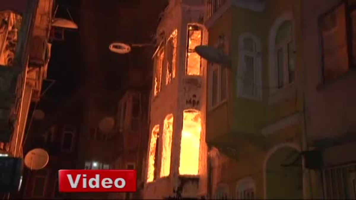 Beyoğlu\'nda Korkutan Yangın