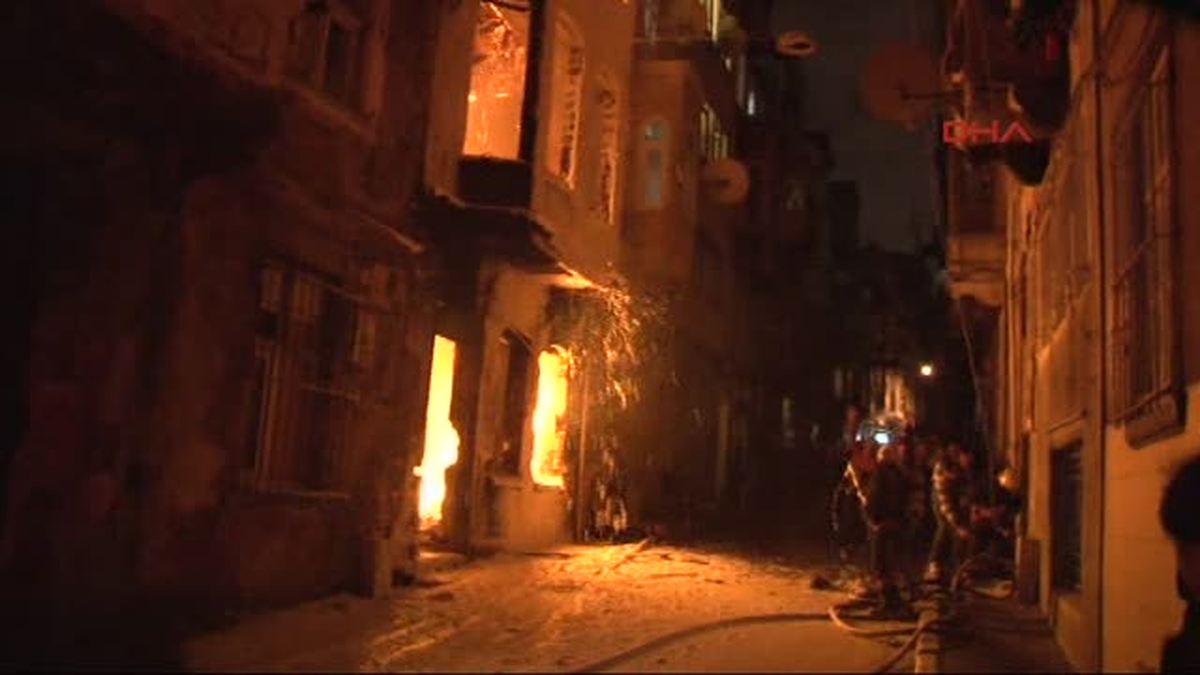 Beyoğlu\'ndaki Yangın Panik Yarattı