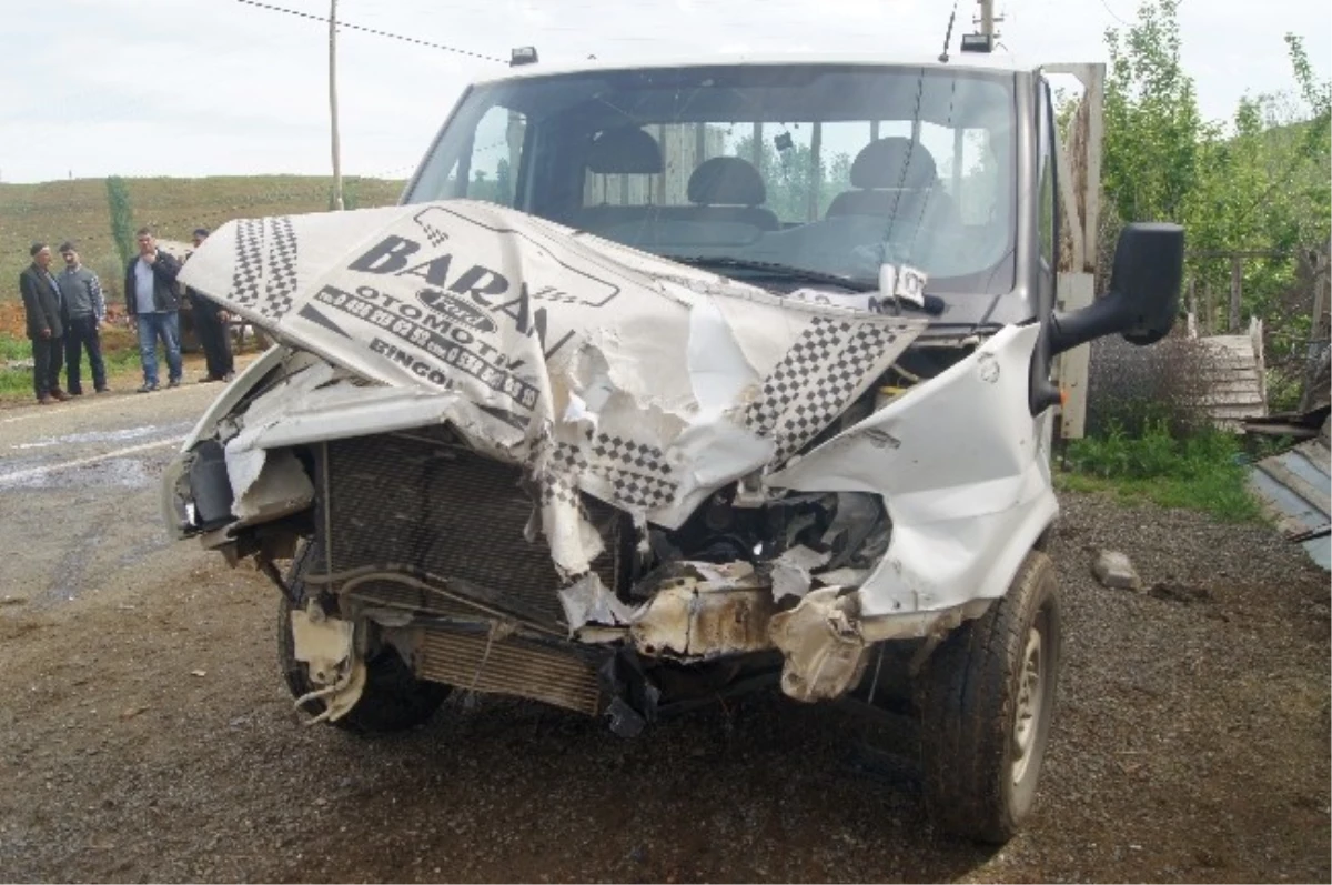 Bingöl\'de Trafik Kazası: 11 Yaralı
