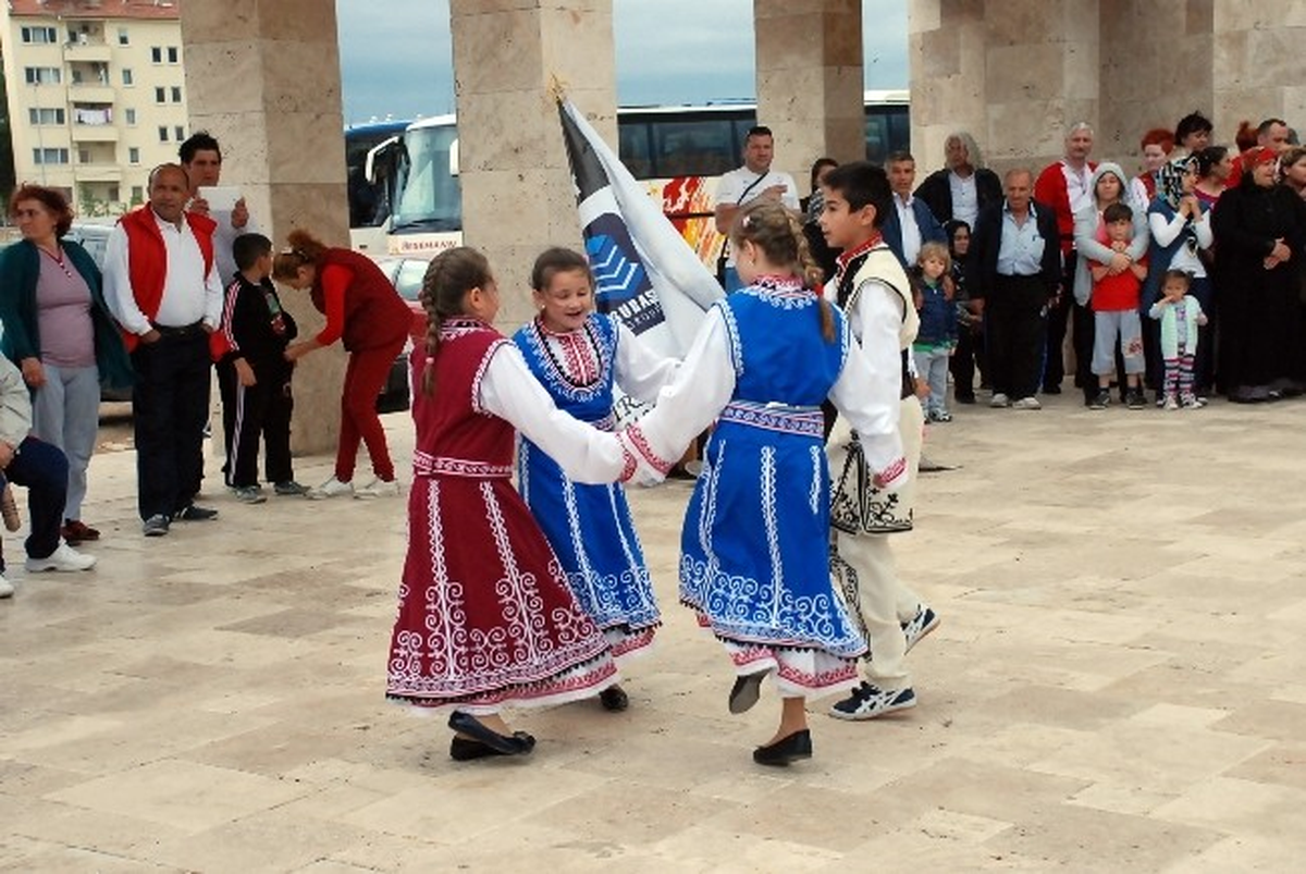 Bulgar Halk Dansları Didim\'de Oyunlarını Sergiledi