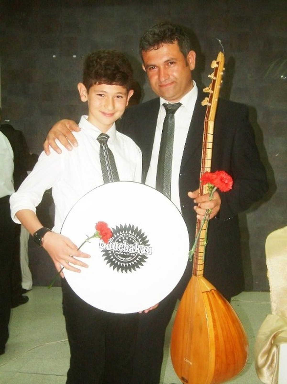 Burhaniye\'de Baba Oğul Aynı Koro da Saz Çaldı