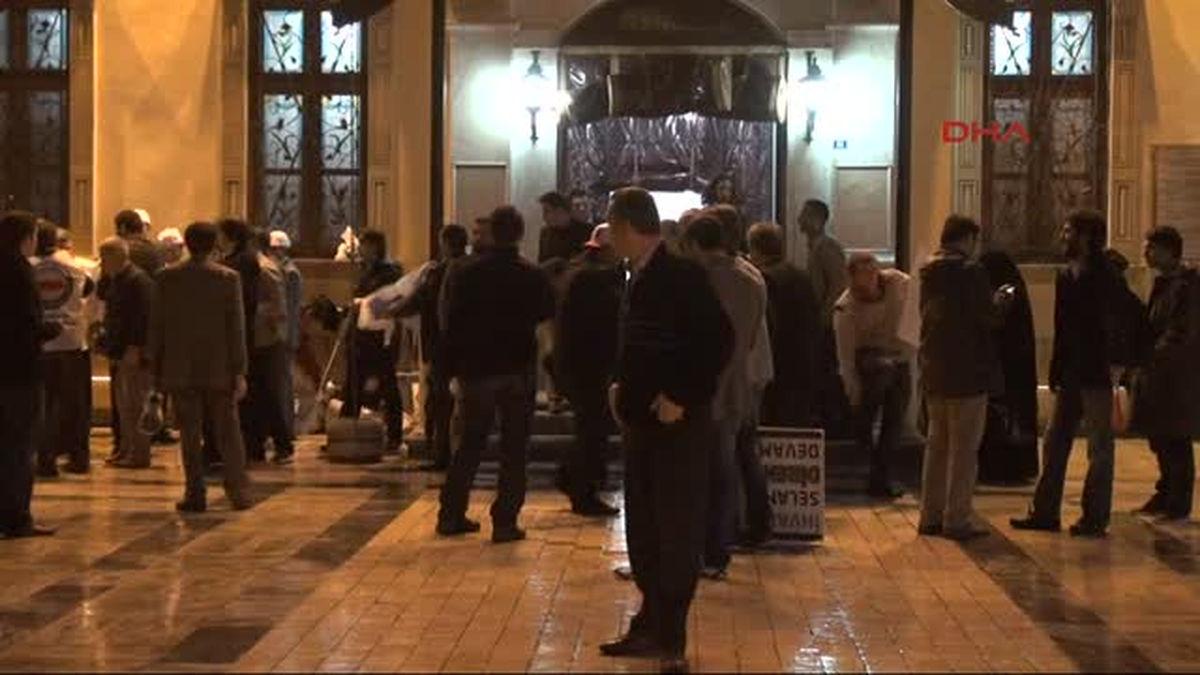 Cami Önünde Kefenli İdam Kararı Protestosu