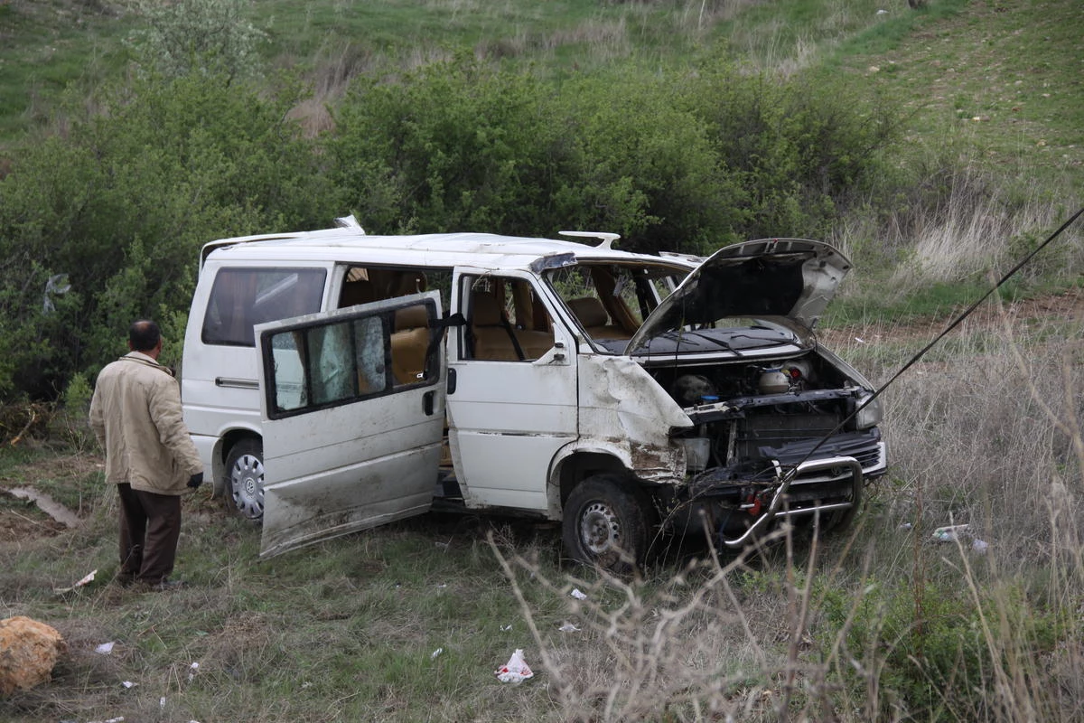Çubuk\'ta Minibüs Devrildi: 1 Ölü, 3 Yaralı