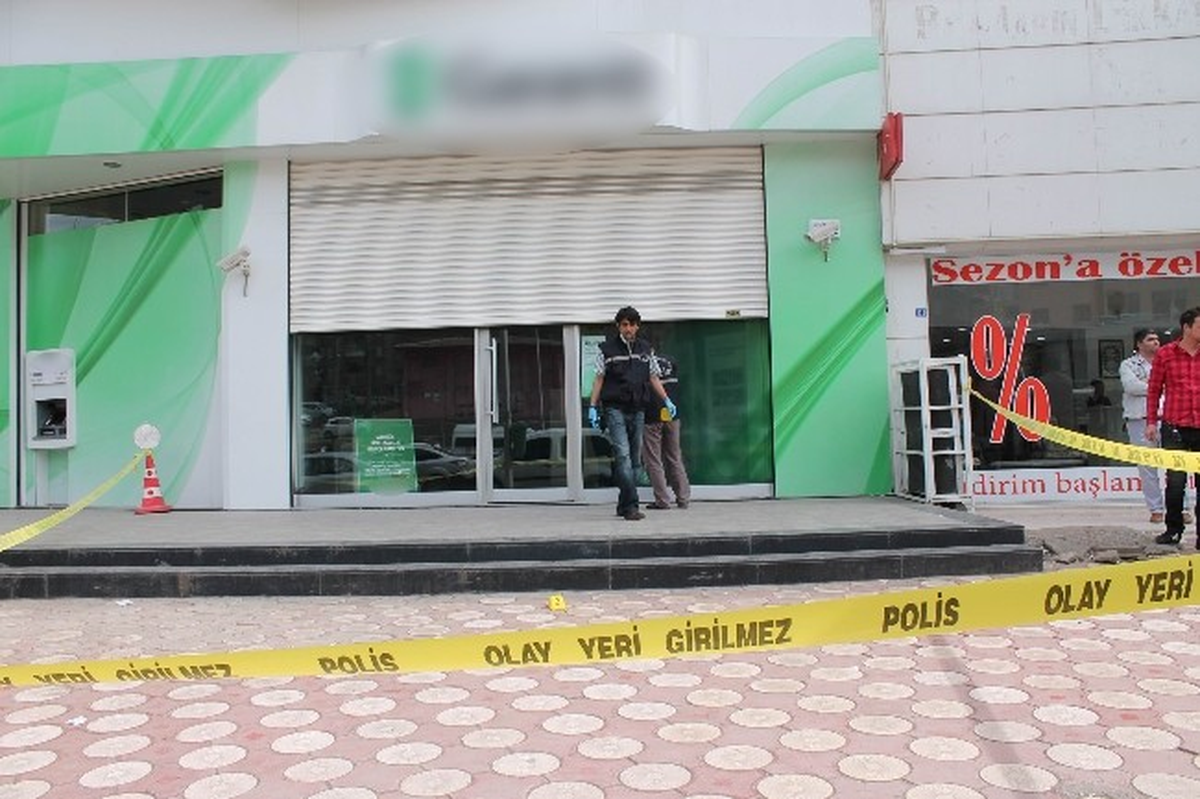 Diyarbakır\'da Bir Banka Önünde Silahlı Kavga