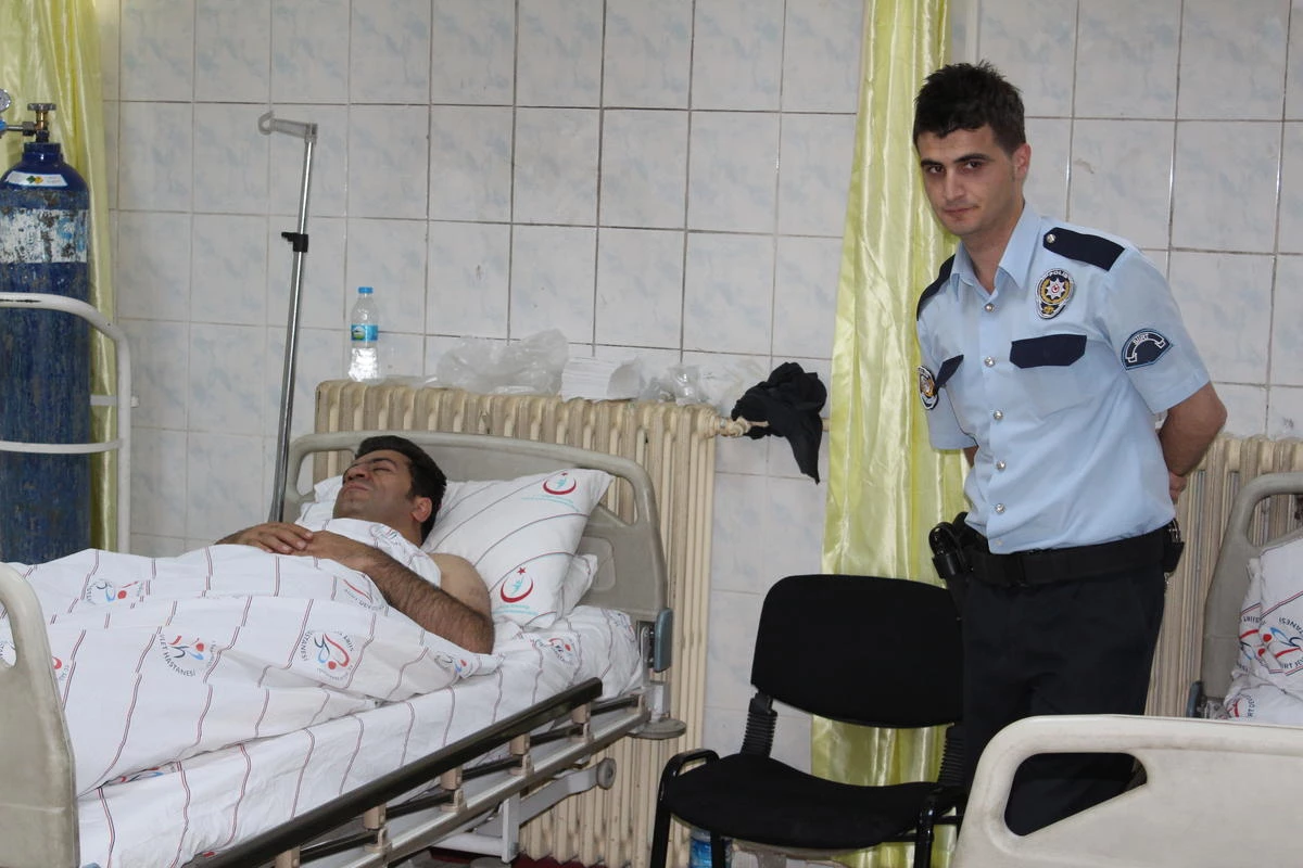 Şirvan\'da "Dur" İhtarına Uymayan Sürücü, Polislere Çarptı