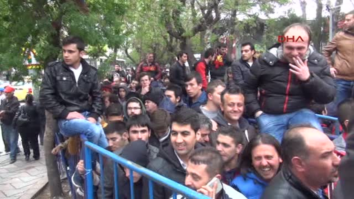 Eskişehirspor Taraftarları, Saatlerce Kuyrukta Bekledi