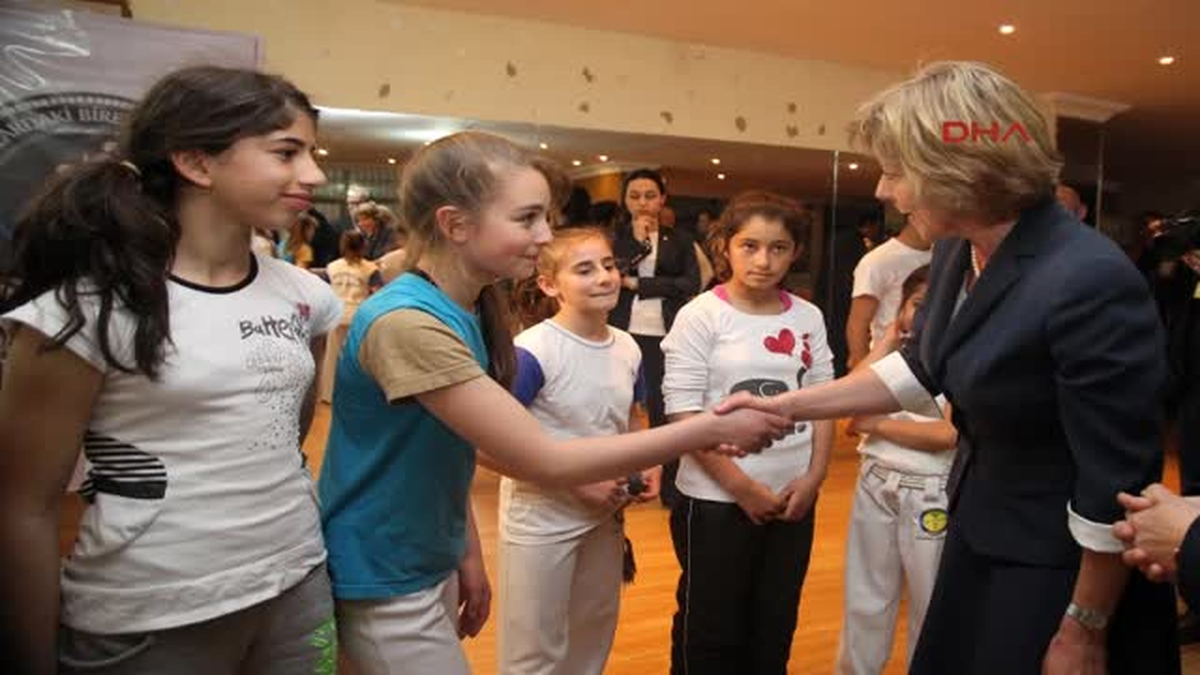 Fırst Lady\'den Şampiyonlara Spor Çanta