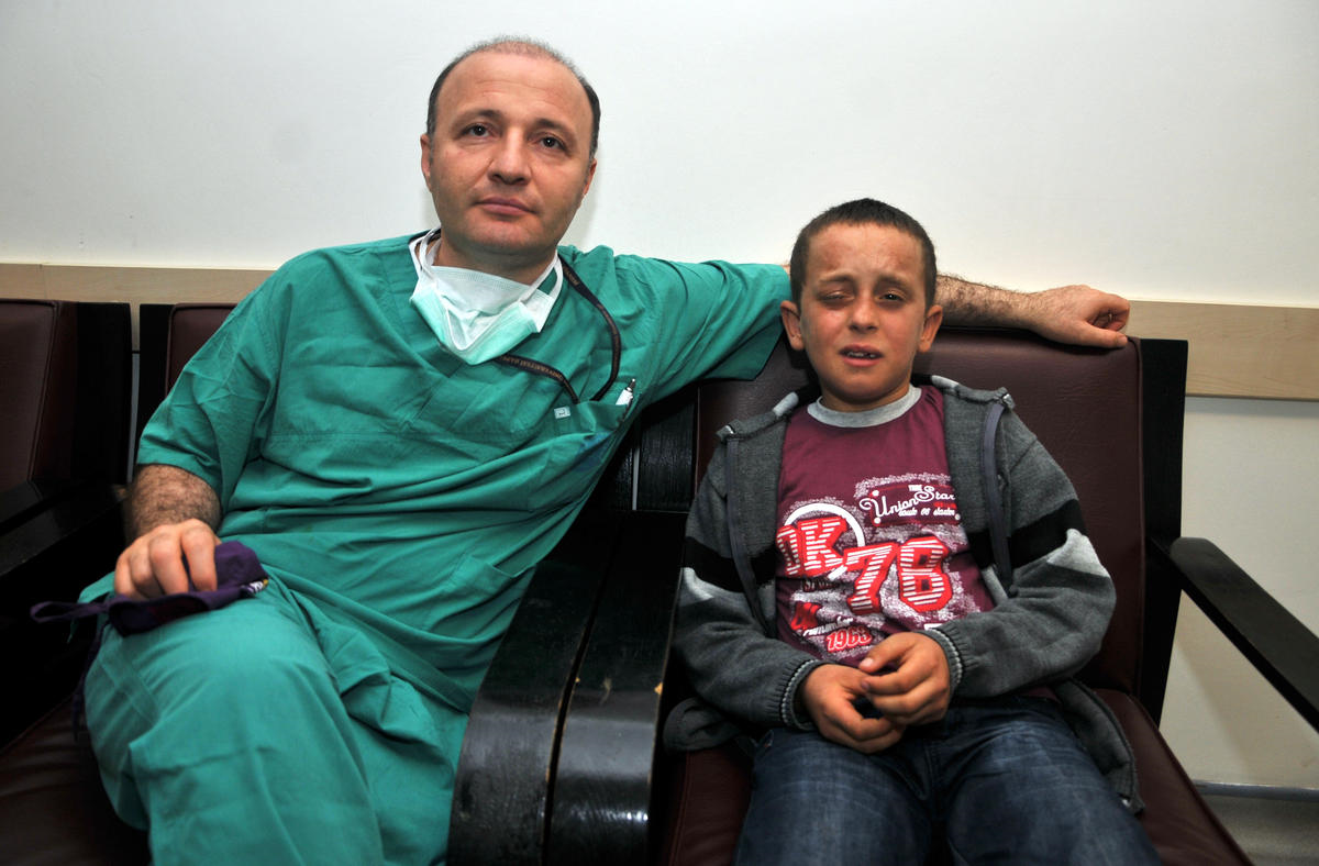 Gofret Kutusunu Açarken Gözünden Oluyordu