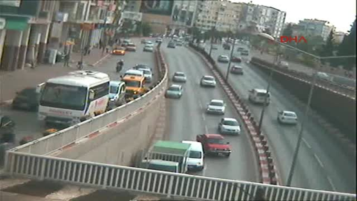 Antalya\'da İki Otomobile Çarpıp Takla Attı