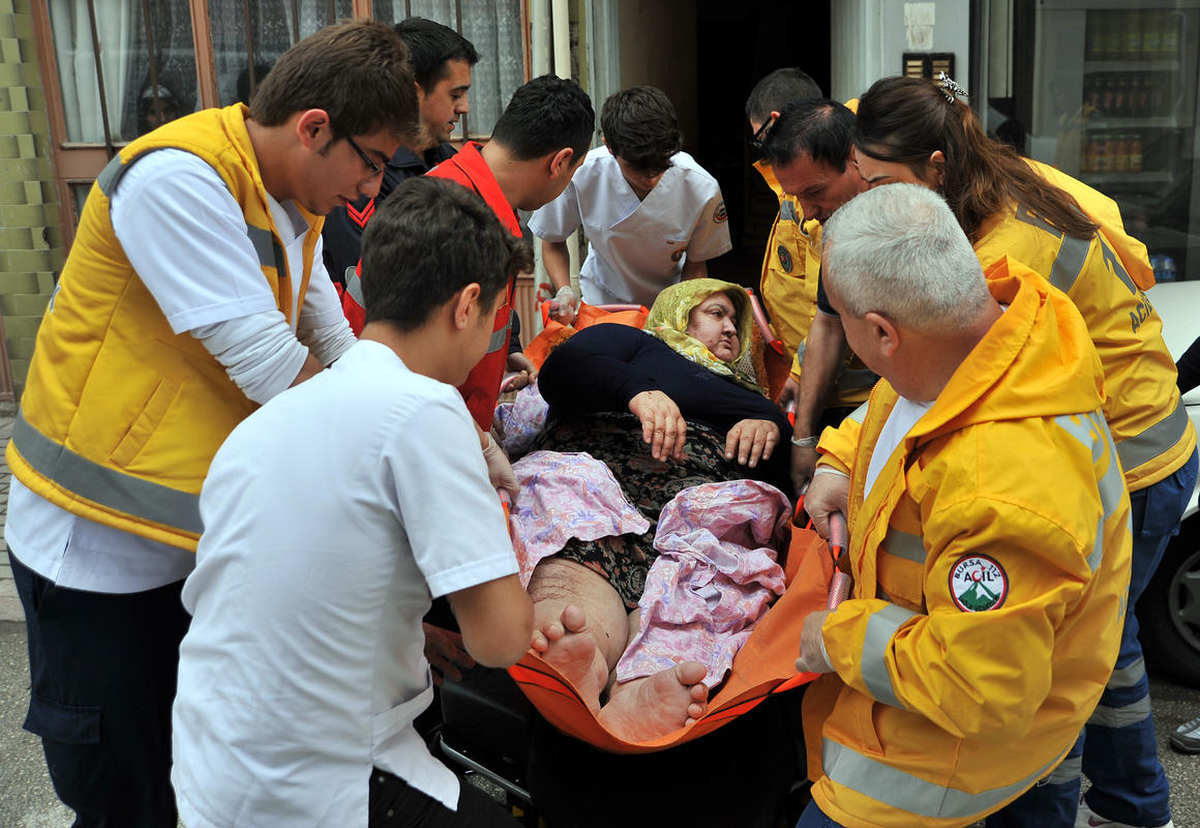 İnegöl\'de Kamyonet, Elektrikli Bisiklete Çarptı: 3 Yaralı