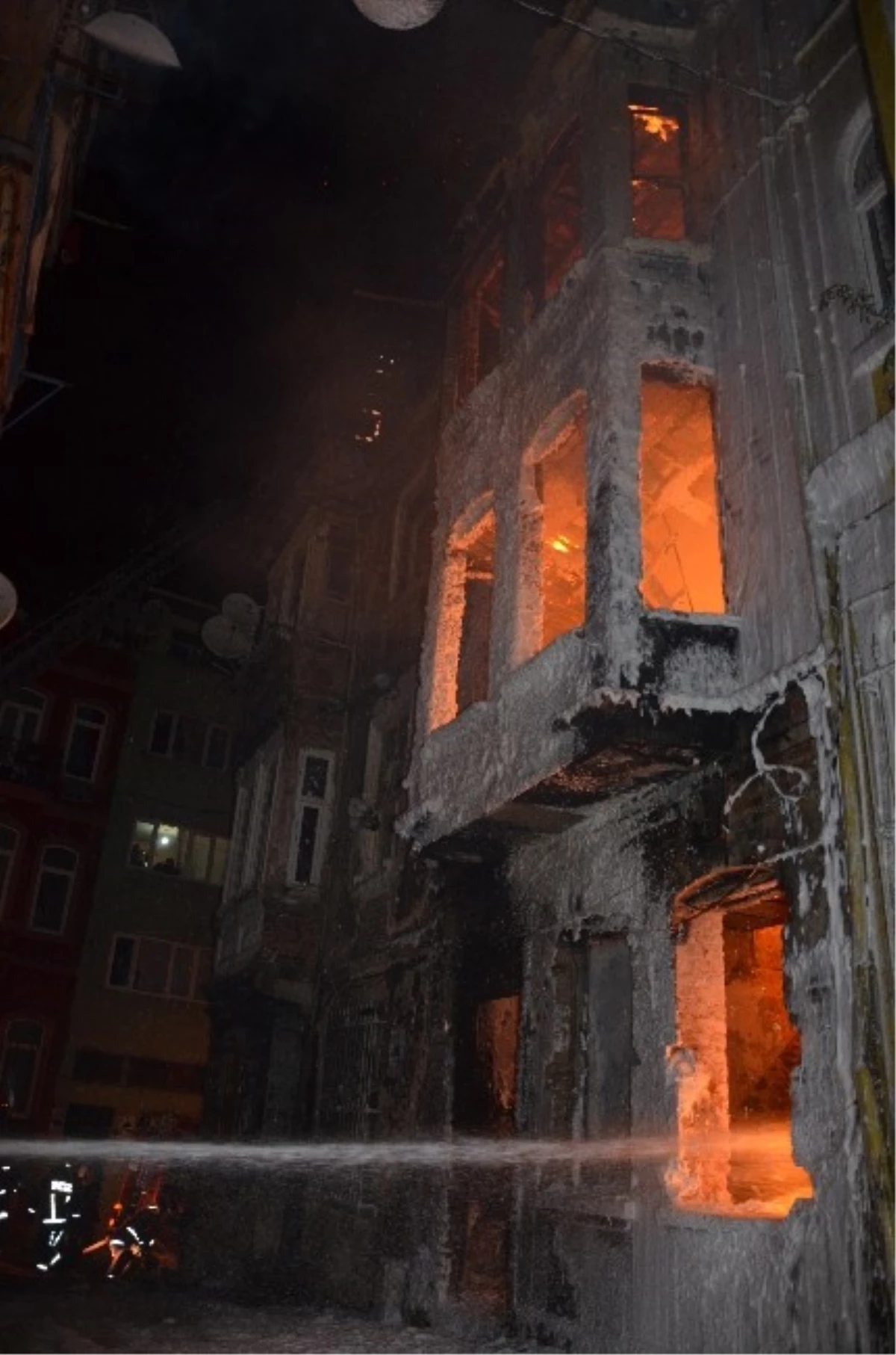 İstanbul\'da Her Yıl 5 Bin Konut Yangını Çıkıyor