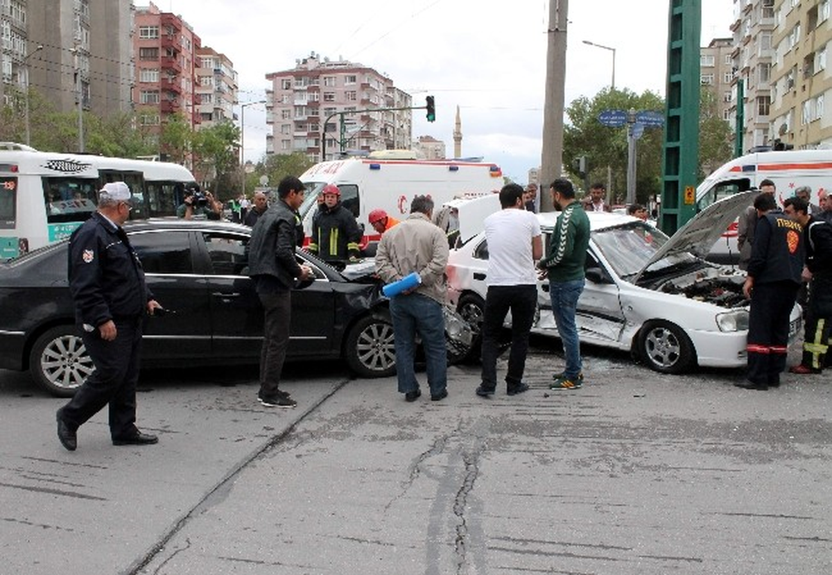 Konya\'da 2 Otomobil Çarpıştı: 2 Yaralı