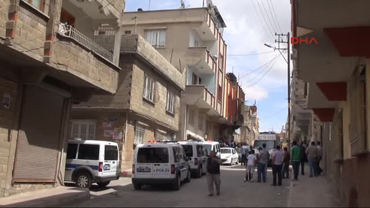 Aşık Olduğu Kızın Evinde İntihara Kalkıştı