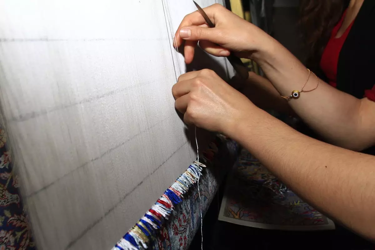 Köy Kızlarının Elinden Çıkan İpek Halılar Büyük İlgi Görüyor