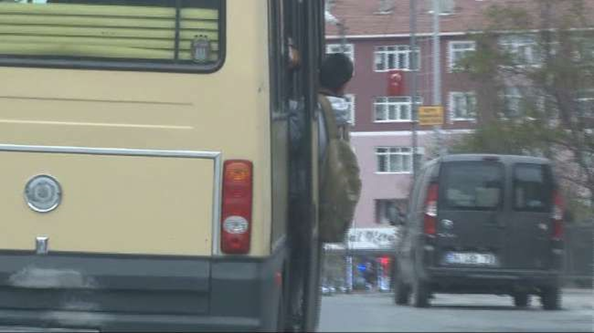 Minibüs Kapısında Tehlikeli Yolculuk