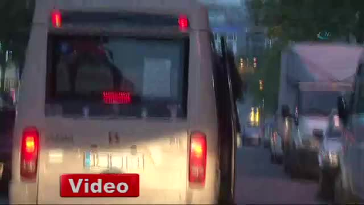 Minibüs Kapısında Tehlikeli Yolculuk