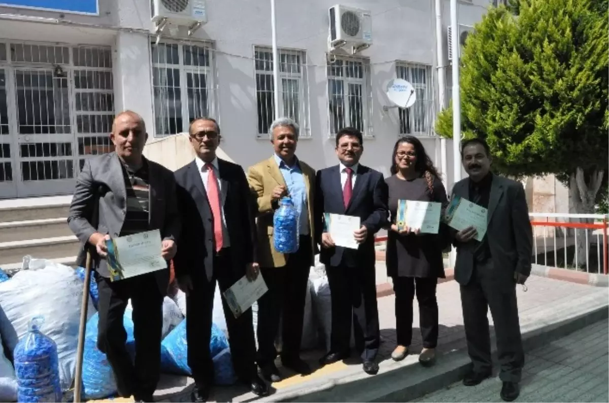 Pamukkale\'de Öğrenciler ve Aileleri 180 Bin Kapak Topladı