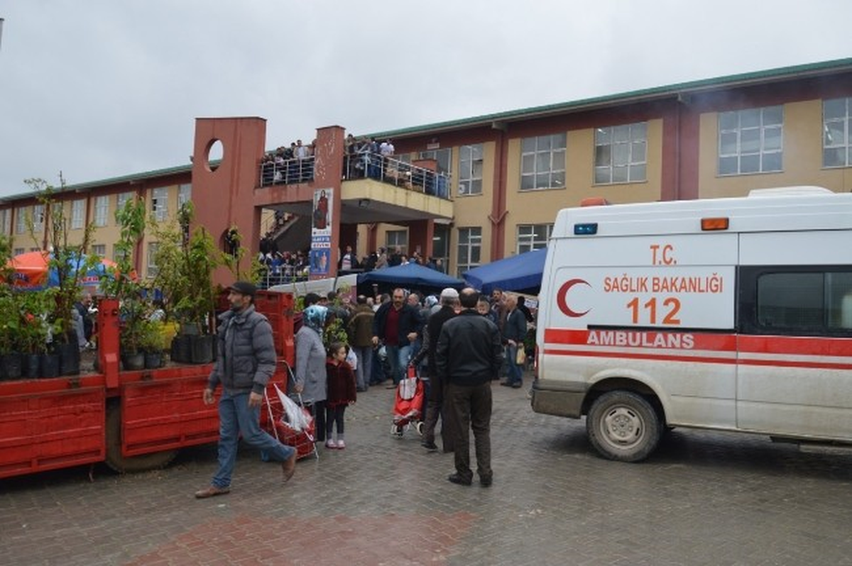 Pazara Dalan Otomobil Dehşet Saçtı: 2 Yaralı