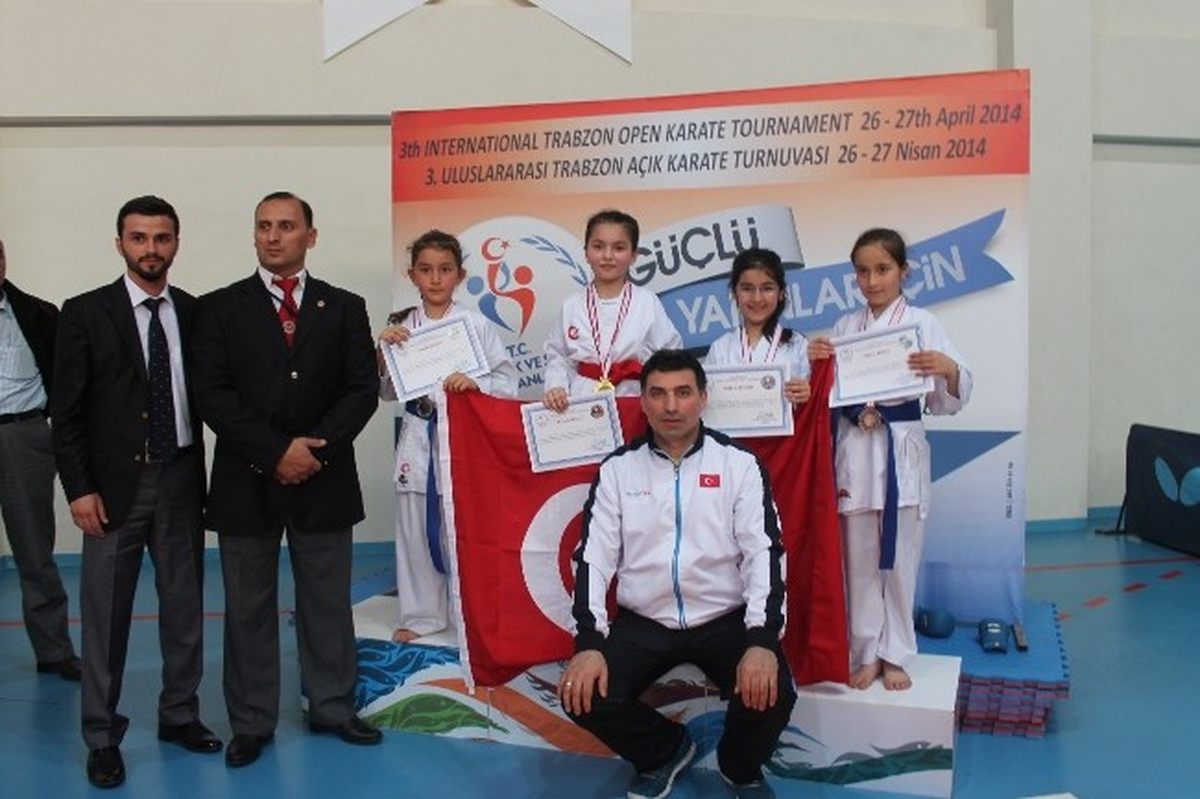 Rizeli Karateciler Madalyaları Topladı