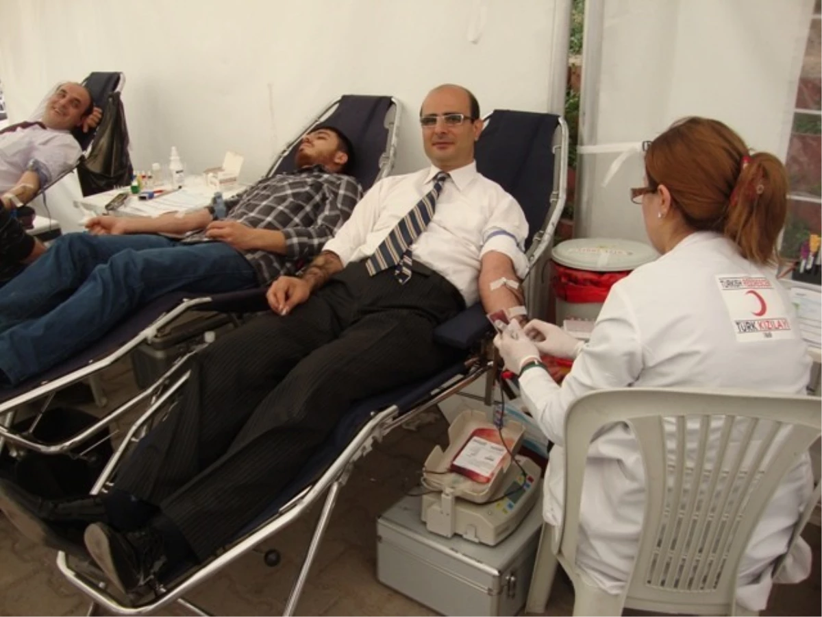 Sağlık Müdürü Ünlübay\'dan Kan Bağış Kampanyasına Destek