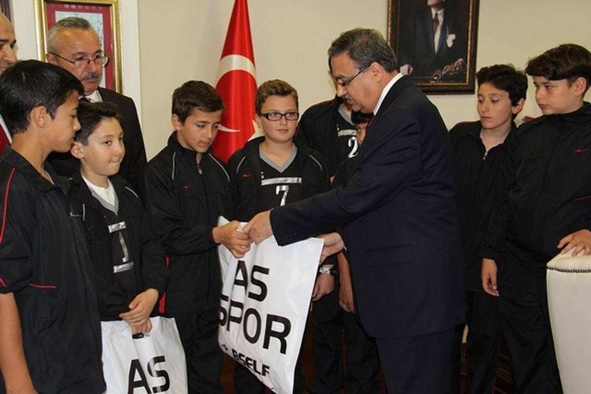 Şampiyon Voleybolcular Valiyi Ziyaret Etti