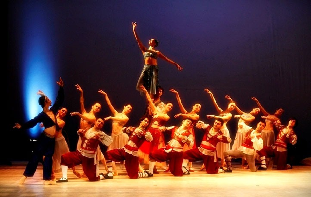 Türk Dansçılar, Dünya Dans Günü\'nü Özel Gösteriyle Kutladı