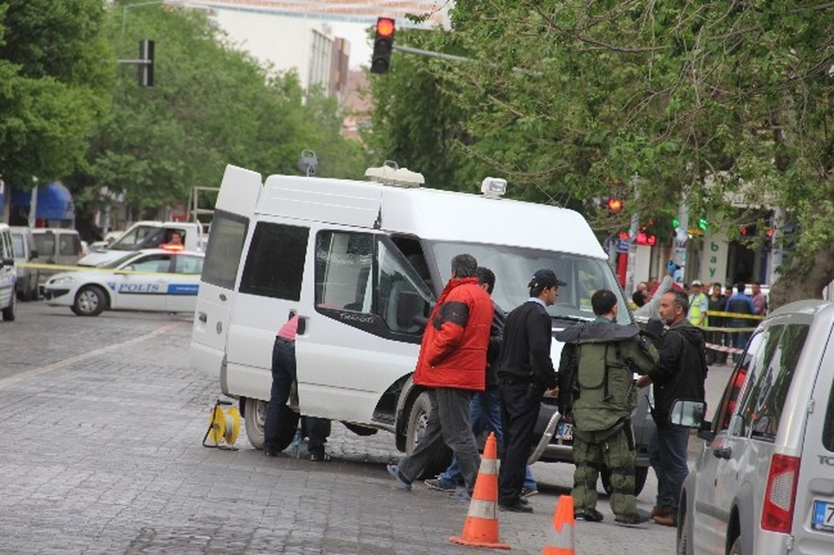 Iğdır Valiliğine Atılan Çanta Polisi Alarma Geçirdi