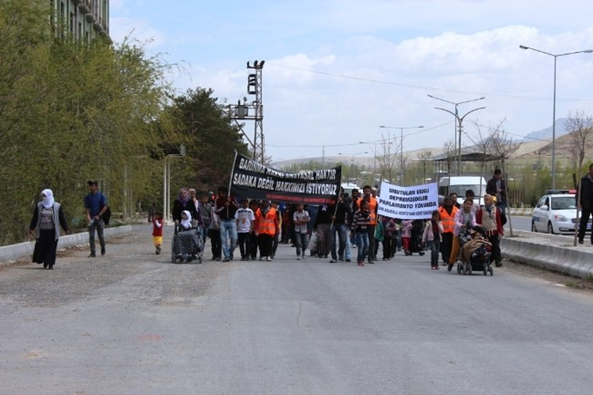 Vanlı Depremzedeler Ankara\'ya Yürüyor