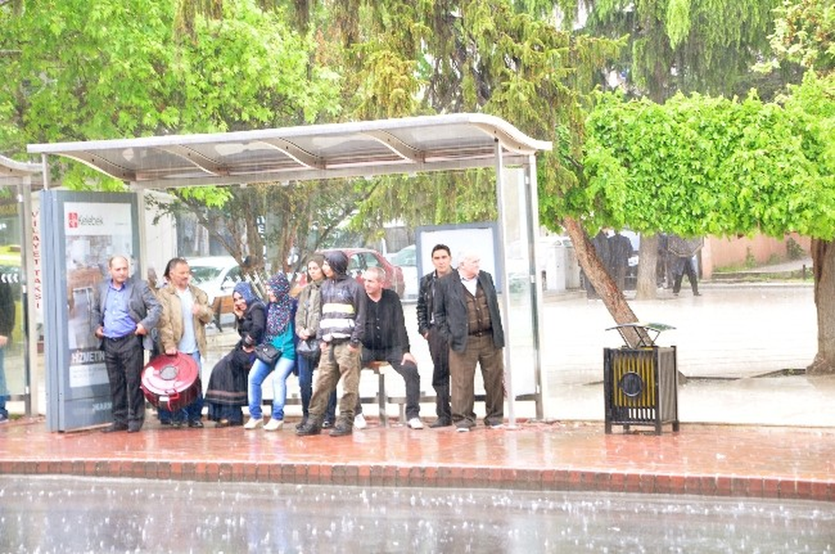 Vatandaş Sağanağa Hazırlıksız Yakalandı