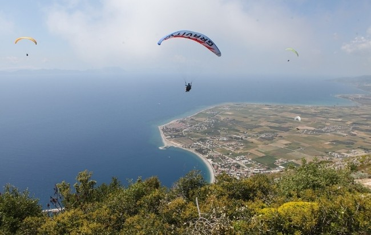 Yamaç Paraşütçüleri Ağaca Takıldı