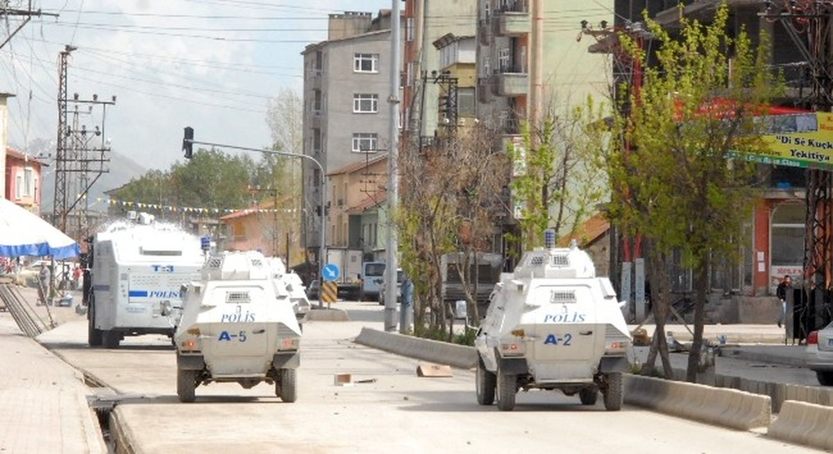 Yüksekova\'da Bir Grup MOBESE Direğini İndirmek İstedi