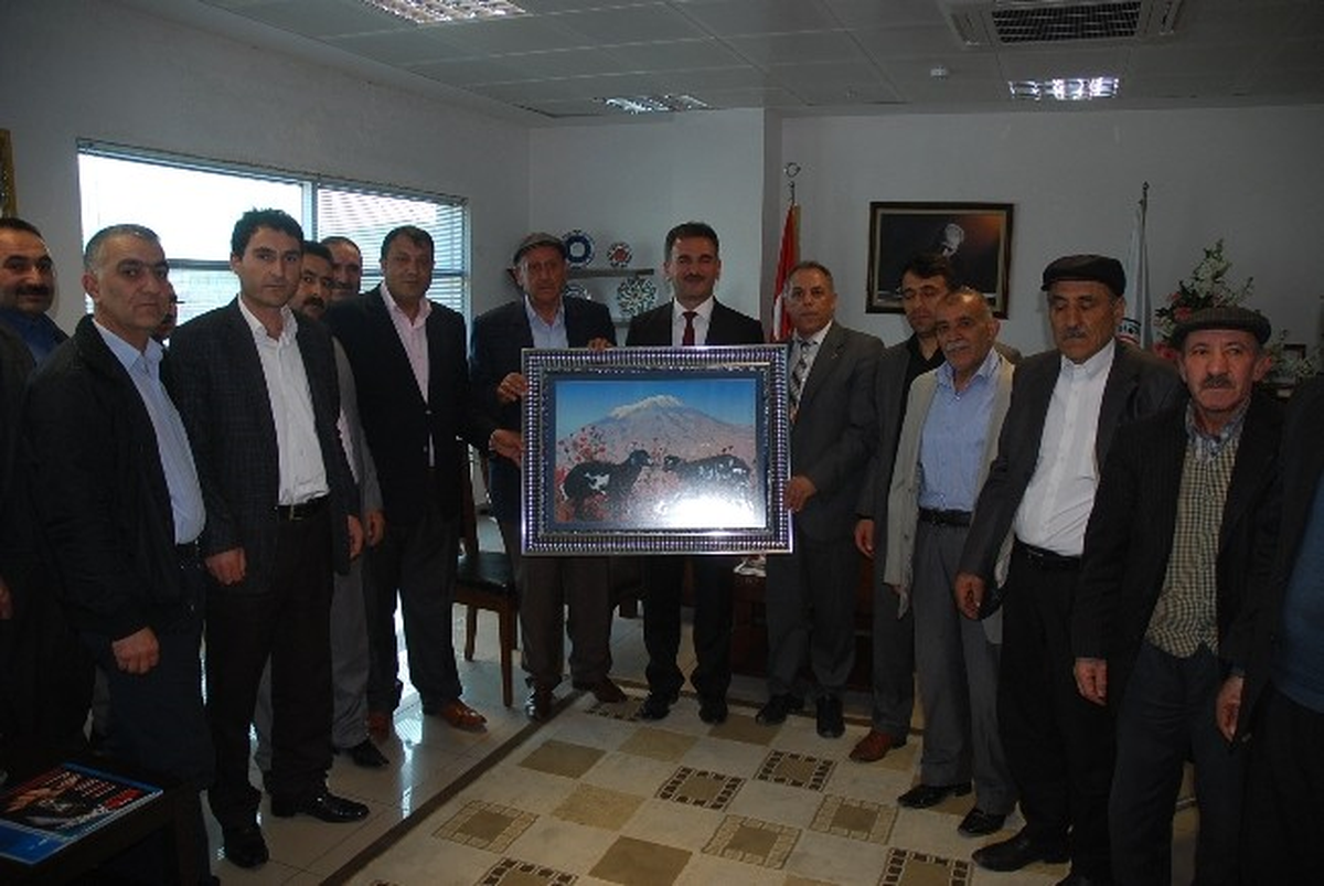 Ağrılılardan Yılmaz\'a Anlamlı Tablo