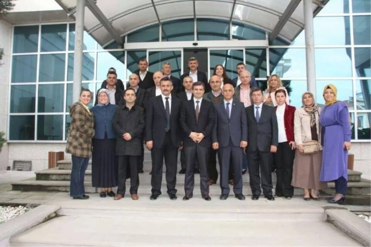 AK Parti Düzce İl Yönetimi Akçakoca Belediye Başkanı Yemenici\'yi Ziyaret Etti