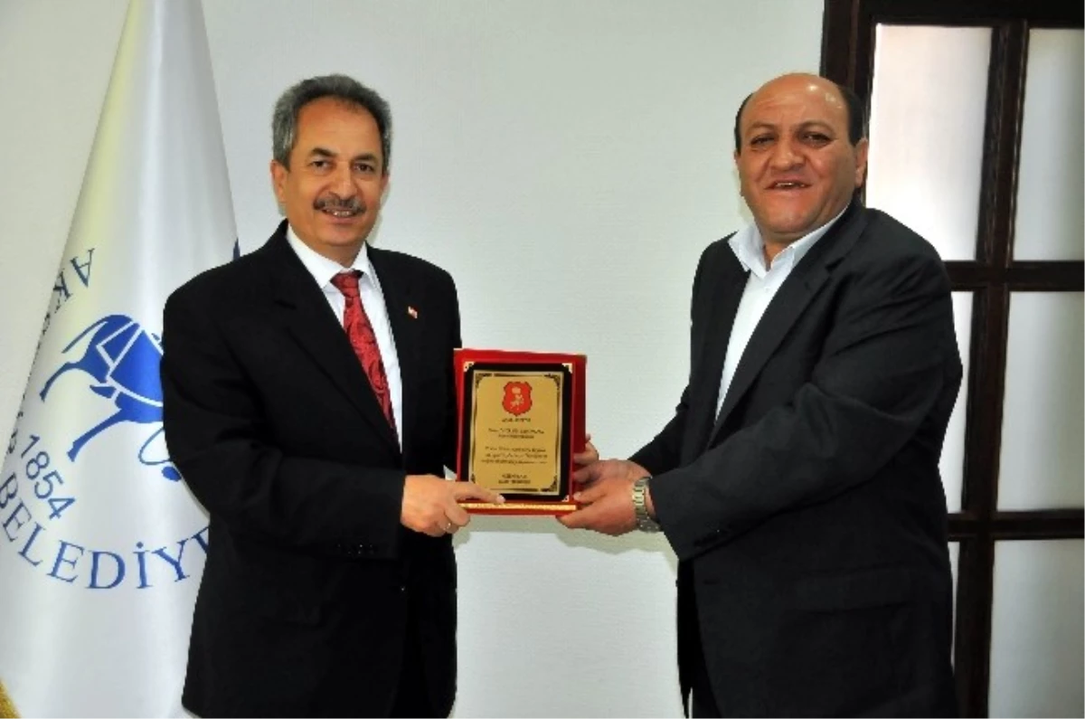 Akşehirspor Taraftar Grubundan Başkan Akkaya\'ya Plaket