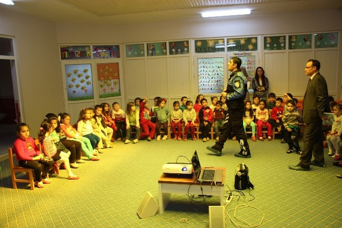 Anaokulunda \'Polis Amca\'yı Tanıttılar