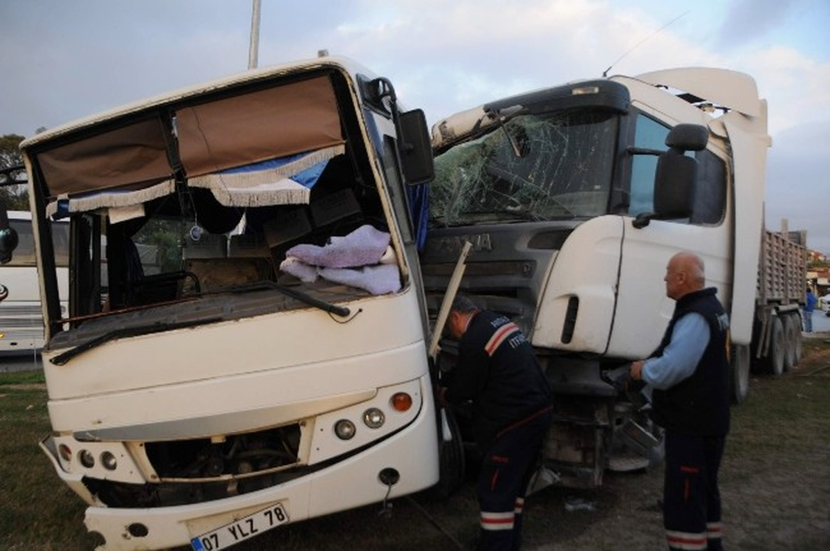 Antalya\'da Tır Midibüse Çarptı: 1 Yaralı