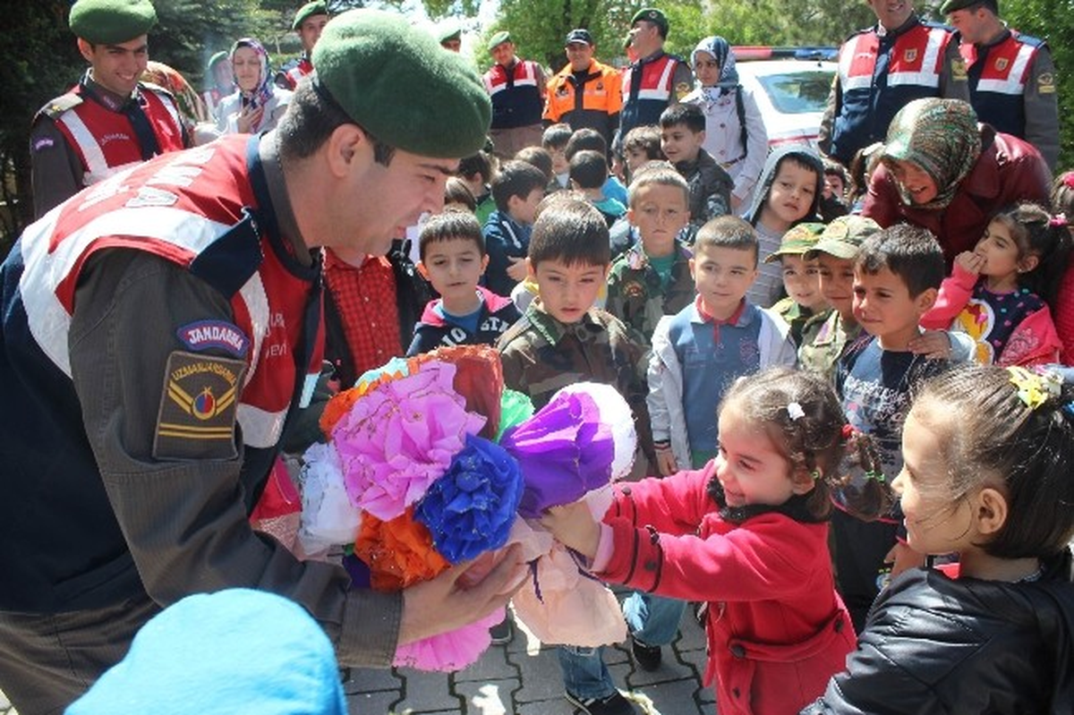Beyşehir\'de Anaokulu Öğrencileri Jandarmayı Ziyaret Etti