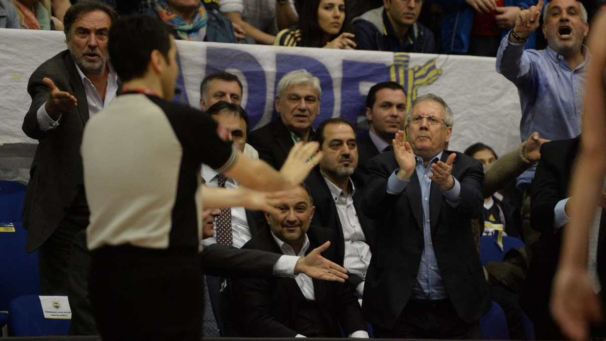 Yıldırım, Fenerbahçe\'nin Maçlarında Hakemlere Ateş Püskürdü