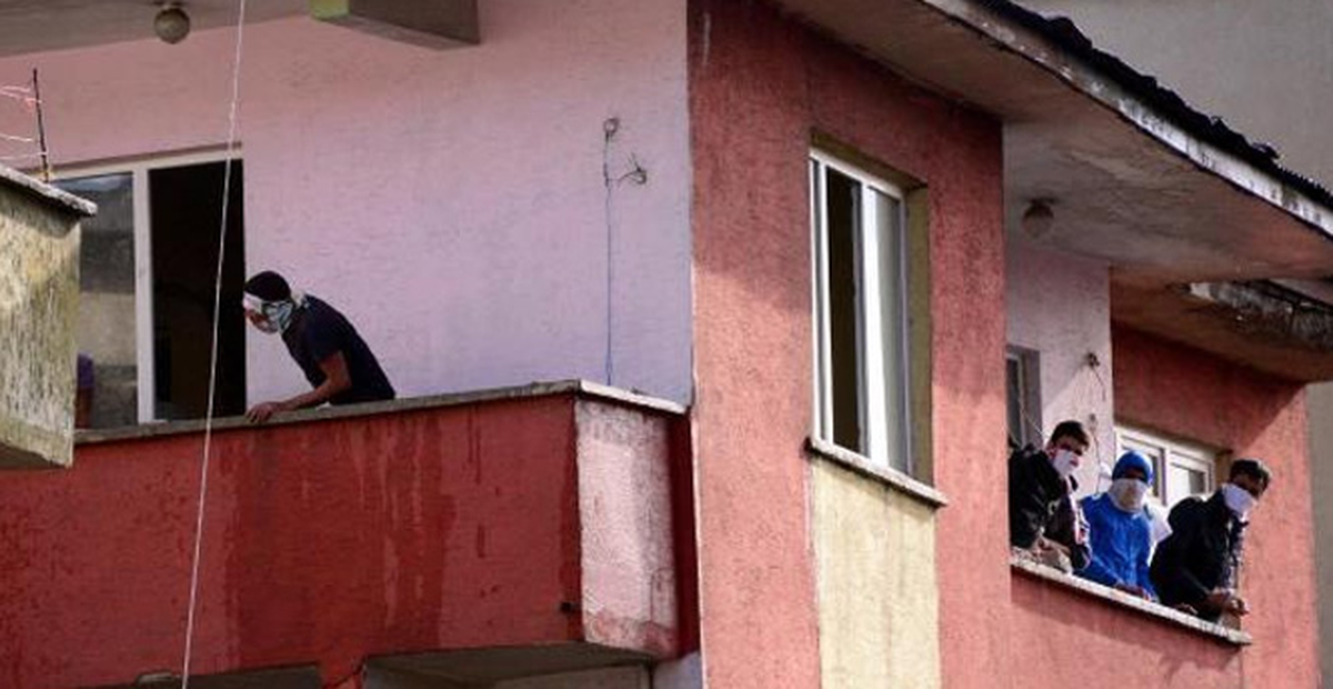 Balkondan Polislerin Üzerine Taş ve Şişe Attılar